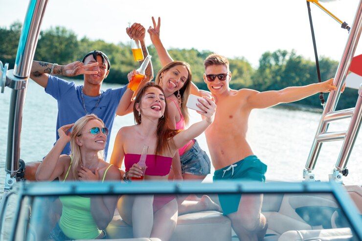 Dubai Boat Tour and Luxury Yacht Rental Dubai